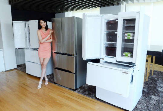 9일 서울 서초동 삼성전자 서초사옥에서 모델들이 '2016년형 지펠 아삭 M9000'을 소개하고 있다(왼쪽 사진). LG전자 모델이 디오스 김치톡톡 김치냉장고(왼쪽부터 405ℓ 아쿠아 화이트, 565ℓ 스타리샤인, 405ℓ 아리아 화이트) 신제품을 소개하고 있다.  삼성전자·LG전자 제공